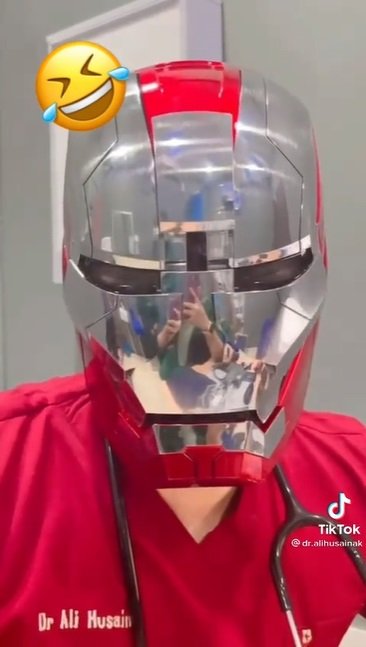 钢铁侠盔甲面罩听到声控指示后，自动包覆阿里胡先的面部。