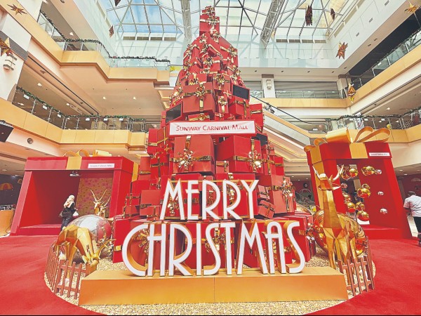 由堆叠的礼盒特制而成的39尺高圣诞树，绝对是不可错过的打卡景点！