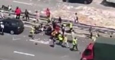罗厘在大道翻覆 瓷砖撒满地  现场拖车员动武行