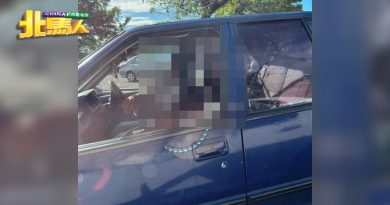 把车停在 女性车旁  变态男 车内手淫