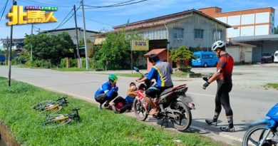 妇女载小孩翻摩哆 休假3警见状 伸手帮