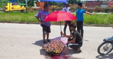 不戴头盔骑士撞大坑翻覆   当场死亡