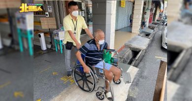 残疾老翁寻亲投靠不果 坐轮椅沦落街头乞讨