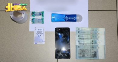 店铺暗藏春色  警捕2女3男