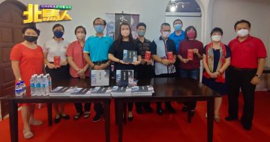 《水墨情牵》林松才与林欣桦父女水墨画展 各捐1000令吉给4受惠单位