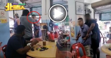 男子握刀与人吵架  印裔食客 冷静把刀拿走