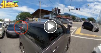 轿车红绿灯前插队被对付 2辆接罚单 1辆趁机开溜