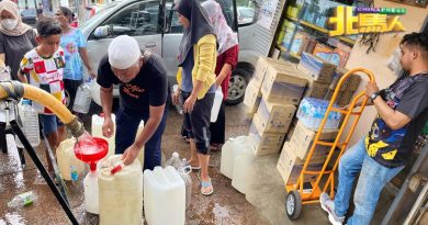 ◤河堤坍塌酿制水◢  波各先那居民为水忙   抢购矿泉水