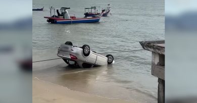 轿车浅滩处  “四轮朝天”
