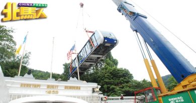 让乘客“一路通”向升旗山 员工徒步走上山施工