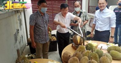 曹观友办榴梿会 与媒体记者共享