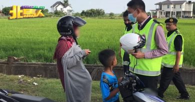 幼孩子没戴头盔   执法员截停母亲摩哆训话