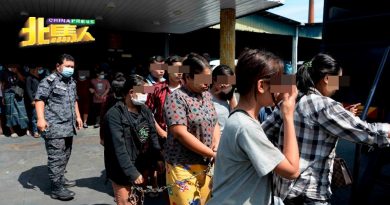 执法人员“杀到”  30中国非法外劳 爬篱笆逃入森林