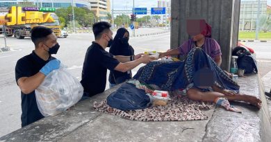 20余岁失业夫妻 找不到工 住天桥下