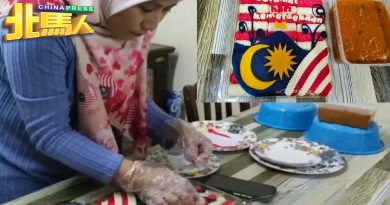 辉煌条纹煎网饼爆红 主妇制作订单 滚滚来