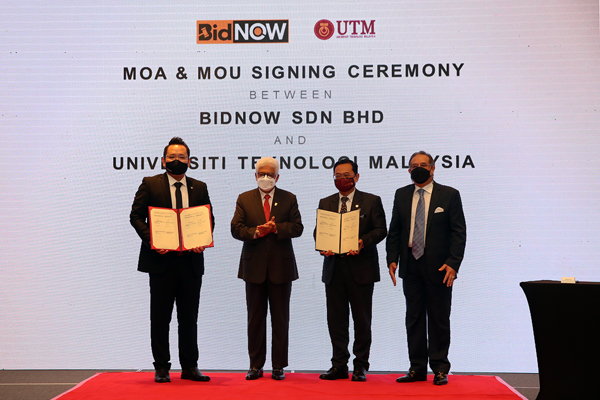 吴志强（左）与阿末弗兹依斯迈（左3）签署合作备忘录和合作协议，槟州元首敦阿末弗兹（左2起）及莫哈末阿查哈里见证。