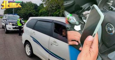 一面驾车 一面玩手机  小心被盯