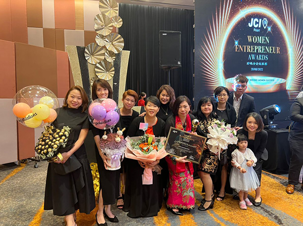 黄织萍（左6）在2022年珍珠女企业家奖夺得至尊女企业家奖，并获家人及园长团特地前来祝贺。