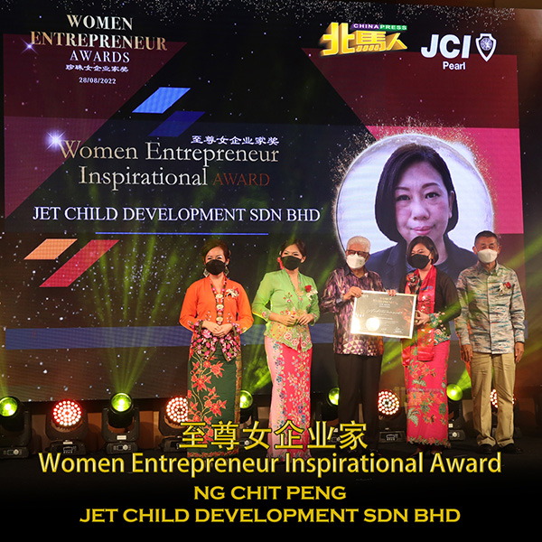 黃織萍（右2）在2022年珍珠女企業家獎中，榮獲至尊女企業家獎。