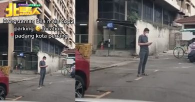 人肉霸占泊车位   网民纷纷谴责他