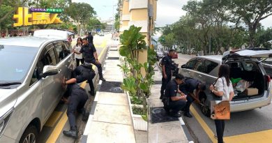 警路见“爆胎”  出手相助   网民纷点赞