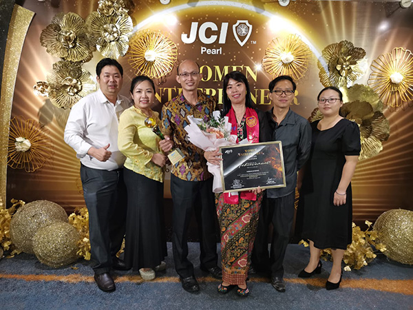 魏綋达（左3起）及陈幏糘夺得2022年珍珠女企业家奖之夫妻典范企业家奖，并获团队前来道贺及祝福。