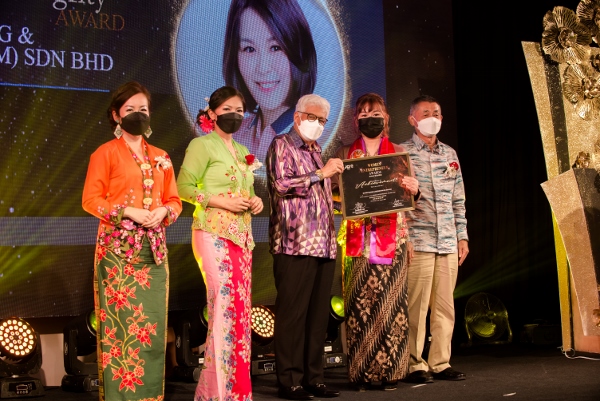 陈丽松（右2）在2022年珍珠女企业家奖中，荣获诚信女企业家奖及卓越品牌奖。