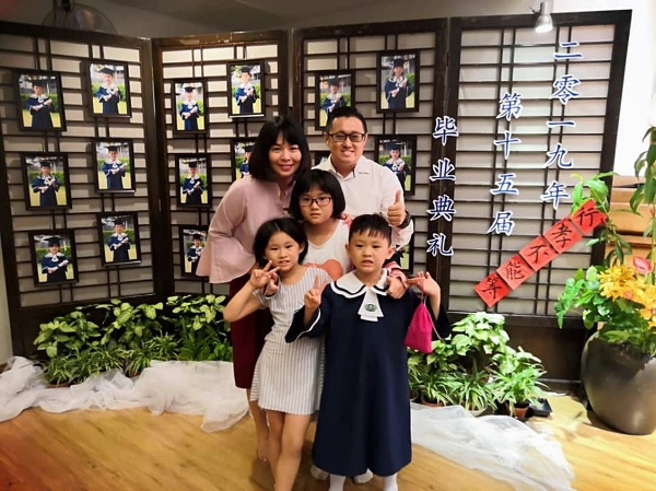 陈丽松（后排左）与丈夫拥有3个孩子，共同筑建幸福美满的家庭。