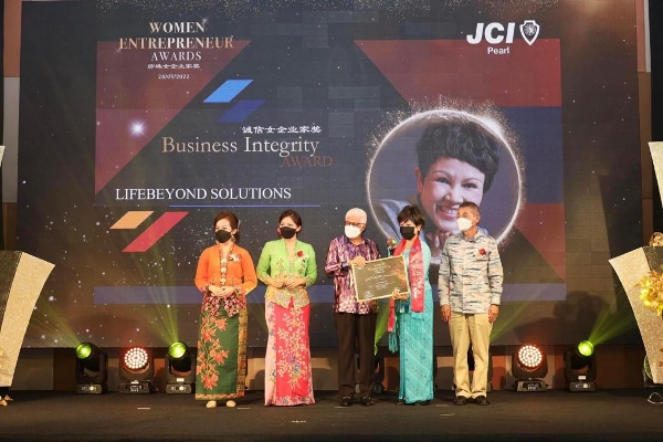 李凤镝（右2）在2022年珍珠女企业家奖中，荣获诚信女企业家奖。