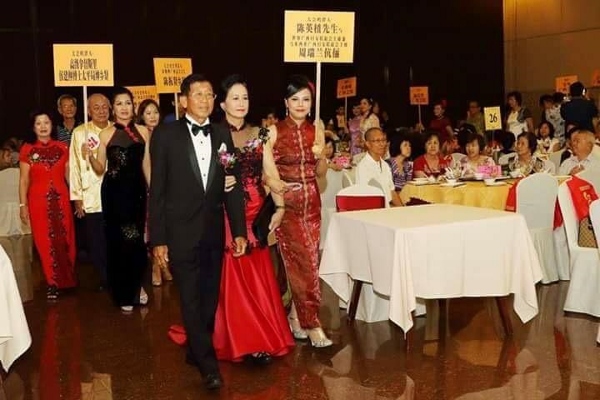 陈英植（前排左起）与周瑞兰，以永久荣誉会长身份，出席新山广西会馆新大厦落成会庆。