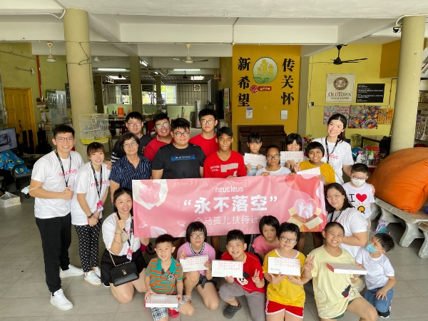 陈威汕博士（站者前排左起）及何玘其热心公益，推动“永不落空”全马孤儿扶持计划。