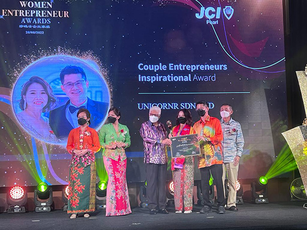 陈嘉耀（右2起）及陆莉琴在2022年珍珠女企业家奖中，荣获卓越服务奖及夫妻典范企业家奖。