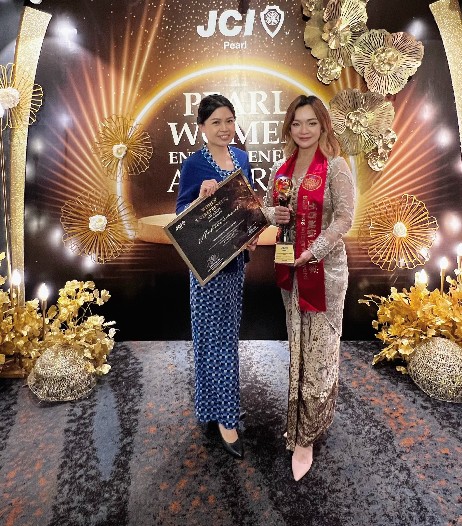 谢静银（右）获颁马来西亚珍珠女企业家奖之至尊诚信女企业家奖，其姐姐特地前来祝贺及分享喜悦。