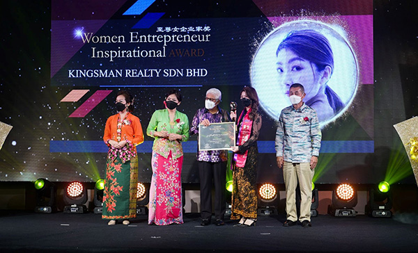 林蔚妏（右2）在2022年珍珠女企业家奖中，荣获至尊诚信女企业家奖，及卓越团队奖。