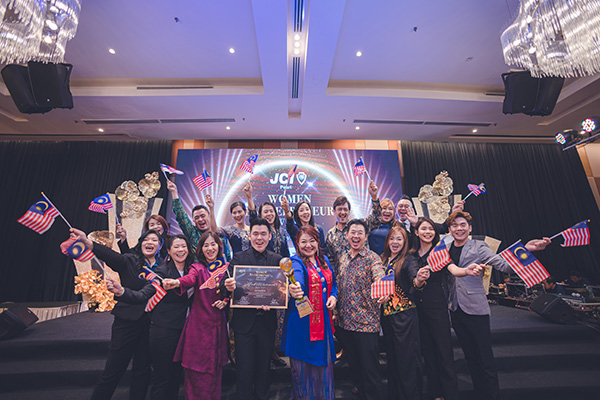 拿督林丽凤博士的团队伙伴，纷纷前来恭贺她夺得2022年马来西亚珍珠女企业家奖之至尊女企业家奖。