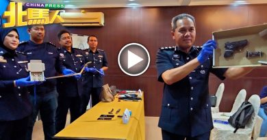 毒虫开车途中被拦截 警搜出枪弹刀剑毒品
