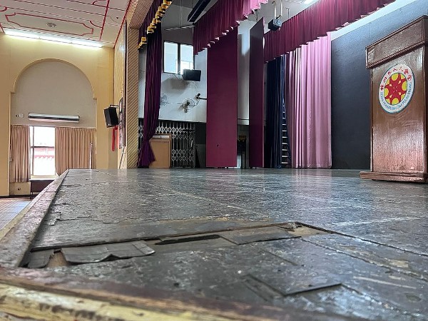 舞台上的地板已经出现些微裂痕。