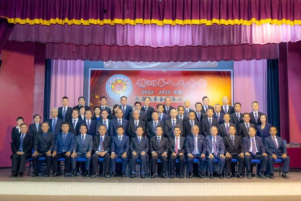 陈坤海（前排左8）上任槟华堂主席一职，并与全体职位合照。