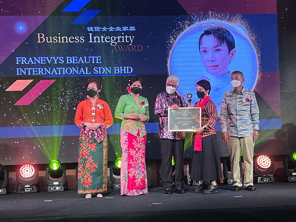 ：伍雪娥（右2）在2022年珍珠女企业家奖中，荣获至尊诚信女企业家奖。