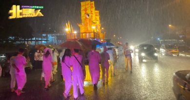 滂沱大雨无阻九皇大帝回銮  善信撑伞 冒雨 护送