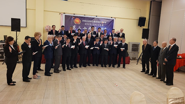 双溪大年华团联合会第29届新届理事宣誓就职。马兴中（左）受邀成为监誓人。 