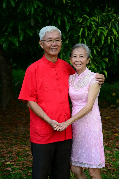 华运栋与爱妻谢素爱多年来执子之手，彼此相爱相惜，度过了57年的婚姻人生，风雨同路。