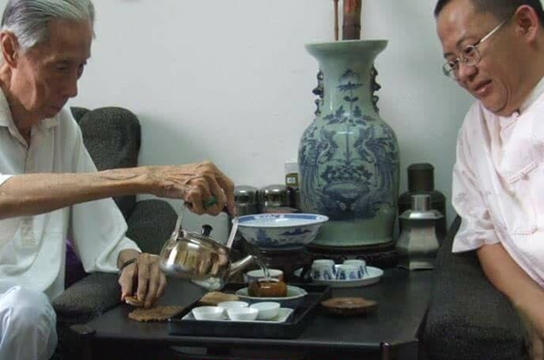已故陈蕾士教授传授潮州工夫茶，右为陈振辉。