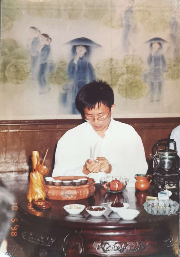 1998年在杭州茶人之家，即席向中国茶人示范工夫茶。