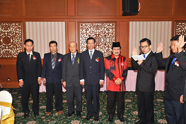 吉中中华工商联合会第8届理事会宣誓就职，颜和财（左4）为监誓人。