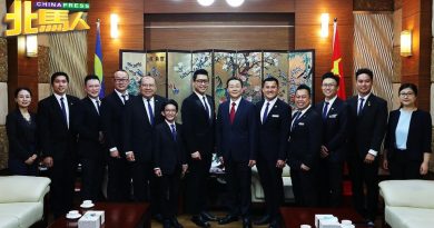 到访中国驻槟城领事馆 槟中总青商团与周游斌交流