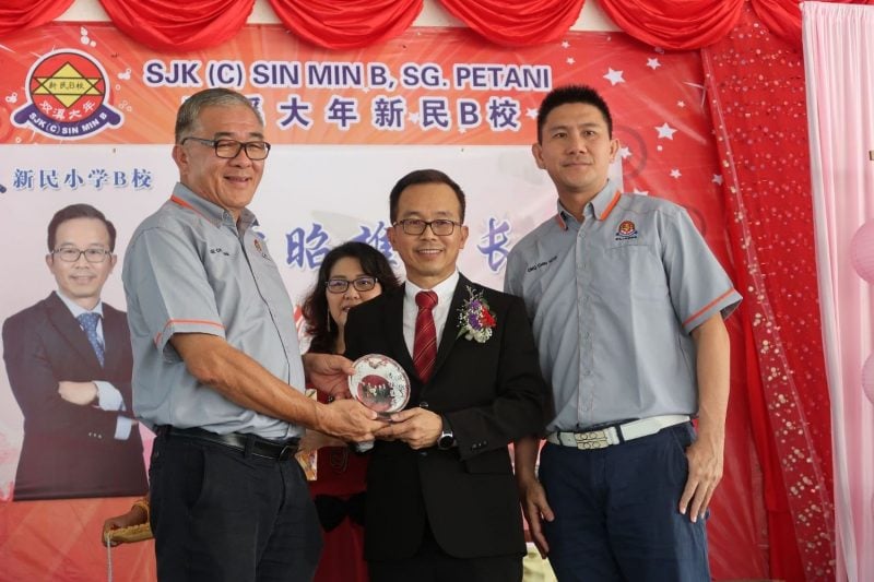 2019年，新民B校曾昭雄校长（左1）荣休，李世泉（左）以董事长身分颁发纪念品。