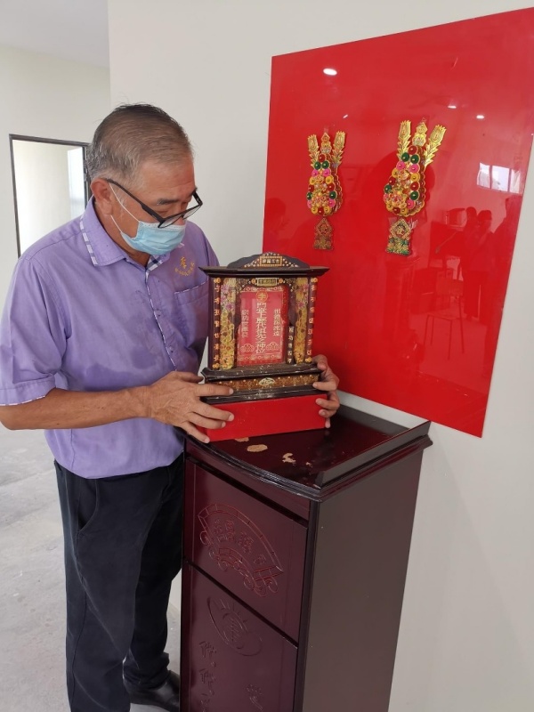李世泉在吉中李氏宗亲会新厦竣工后，将历代祖先牌位从旧会所恭迎至新会所安奉。