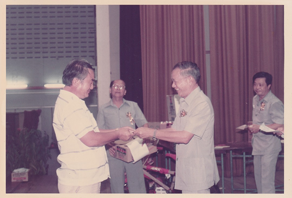 1989年，吉中李氏宗祠承办马来西亚李氏总会大会。右为李双助。