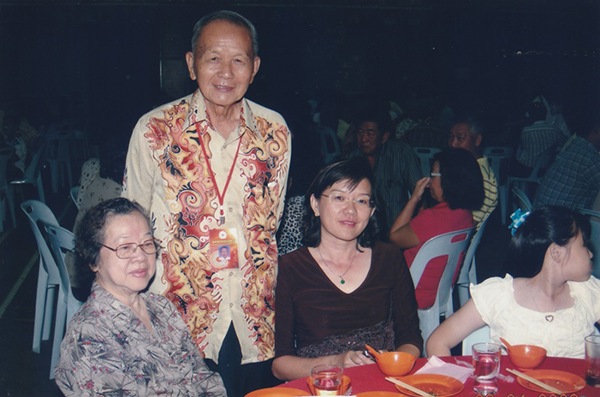 李双助与太太和女儿出席吉中李氏的新春联欢宴会。